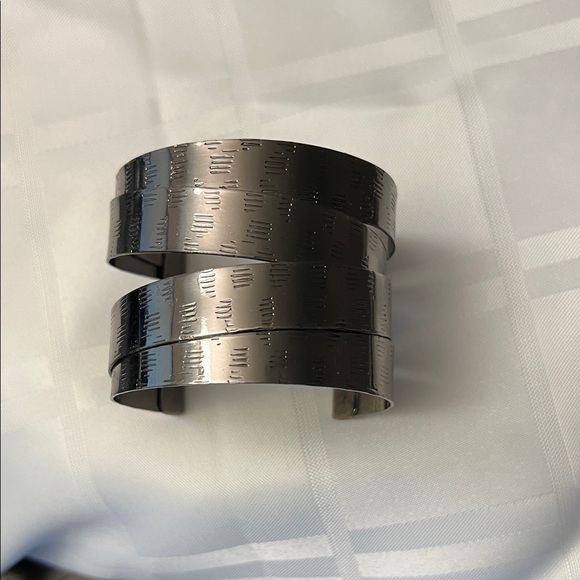 3 Silver colored Bracelets - Picture 4 of 13